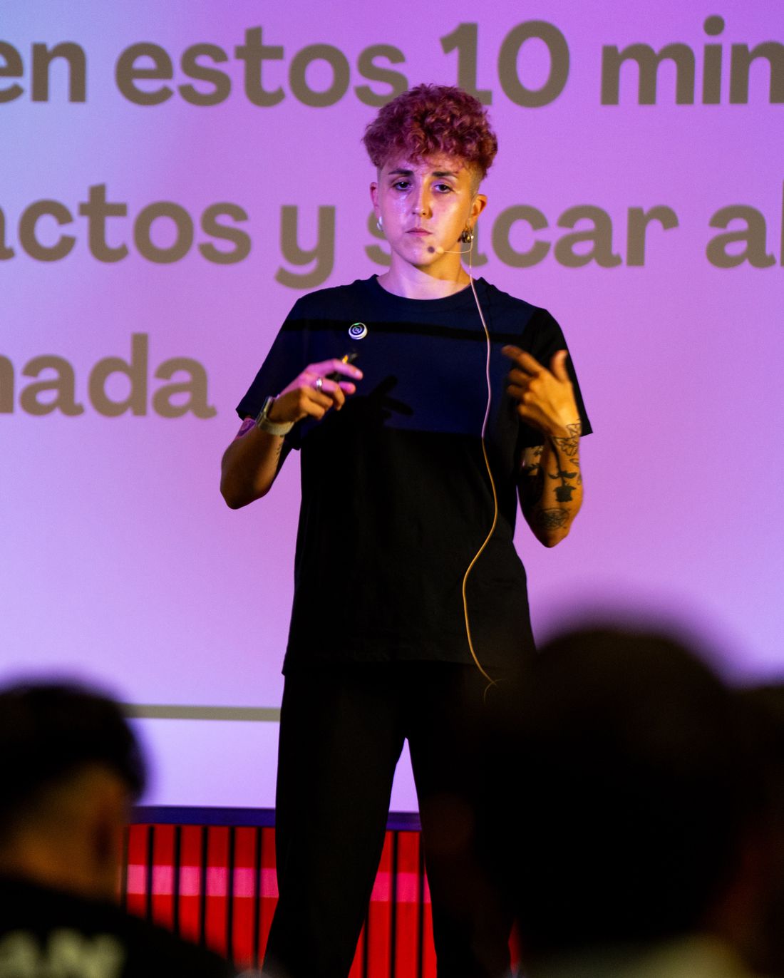 Sara Castro hablando en un escenario